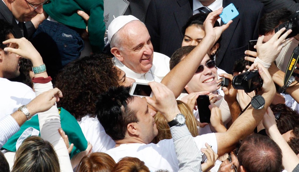 140413-pope-francis-crowd-selfie-830a_af7495ac91b0f9635eaa15eec0168fd0.nbcnews-ux-2880-1000